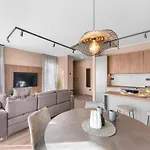 فيلة Near With Pool بروتونيغلا