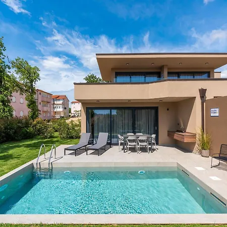 Luxury With Private Swimming Pool Villa *