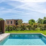 Near With Pool Vila *